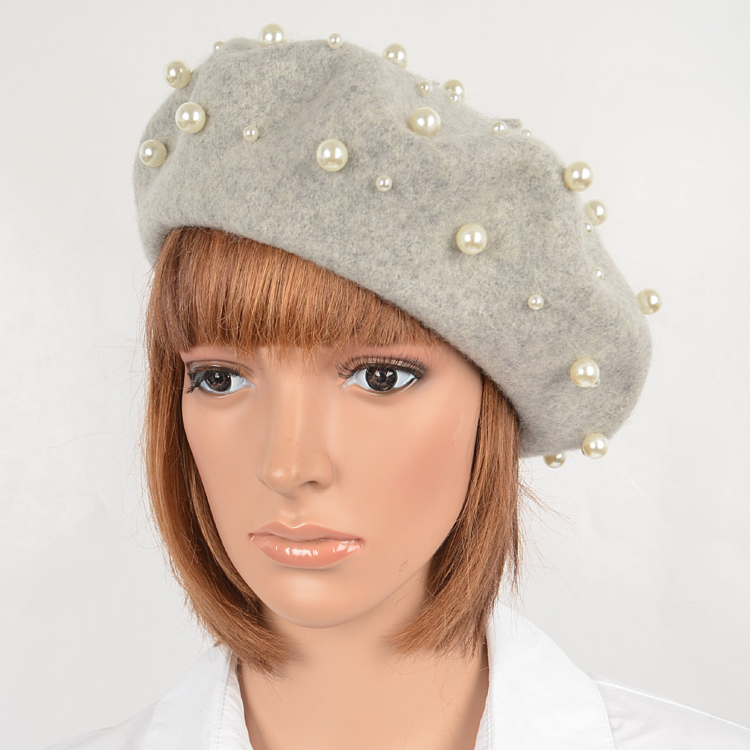 Queen Marian Fashionable Hat With Pearl Details.