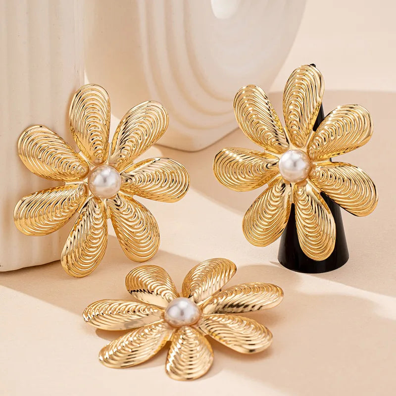 Queen Hawa Oversized Pearl Accent Metal Flower Set