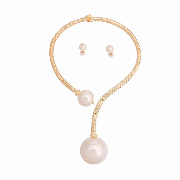 Mounira Oversized Twisted Choker Pearl Necklace