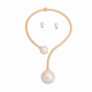 Open image in slideshow, Mounira Oversized Twisted Choker Pearl Necklace
