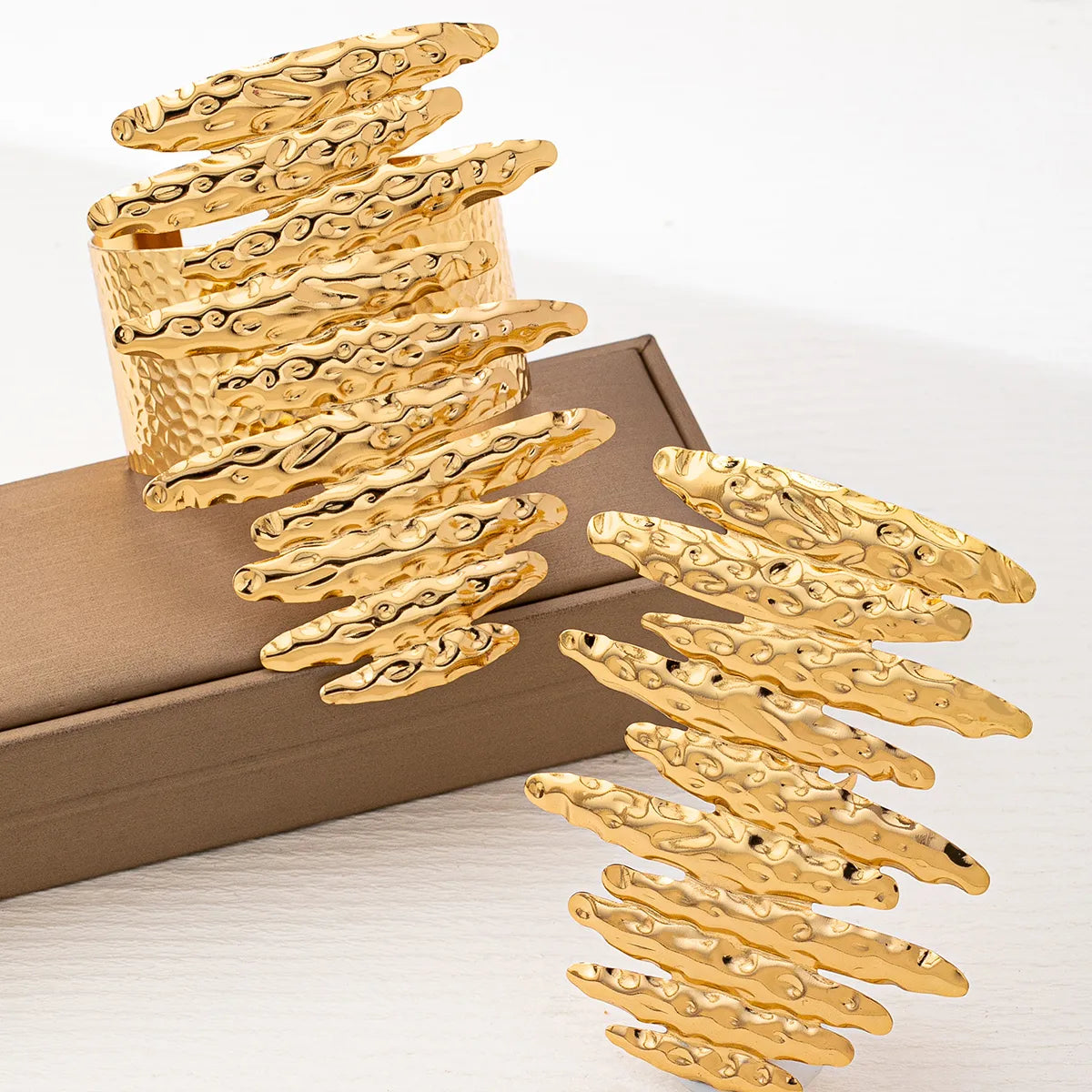 Kissy  Titi Metal Hammer Pattern Long Oval Splicing Water Wave Design Bracelet Ring Two-Piece Set