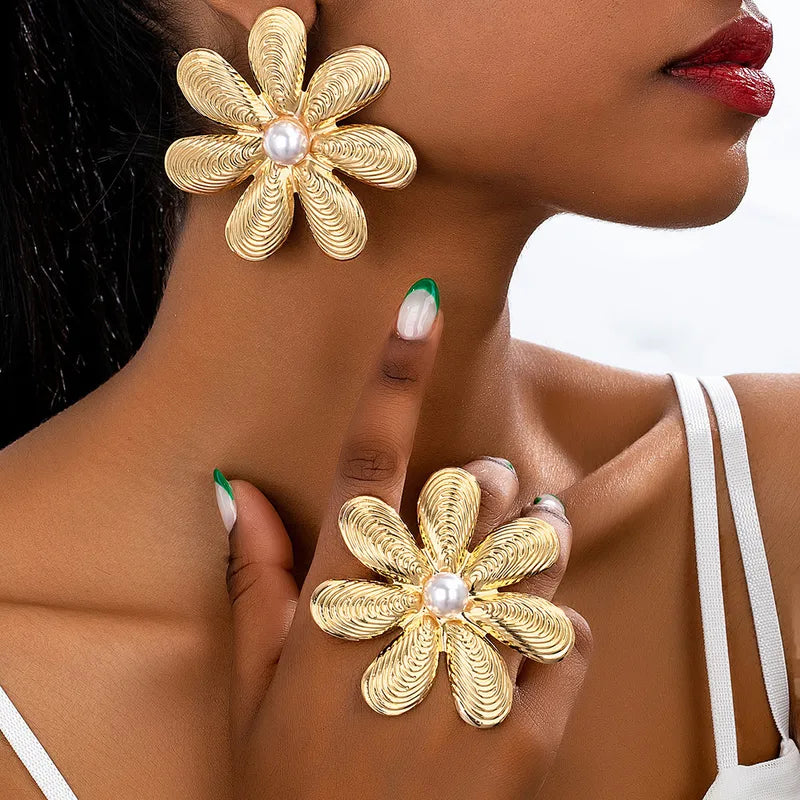 Queen Hawa Oversized Pearl Accent Metal Flower Set