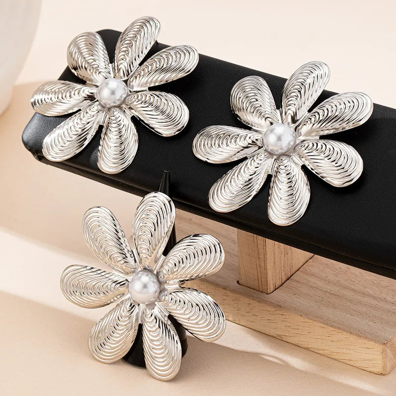 Queen Hawa Oversized Pearl Accent Metal Flower Set