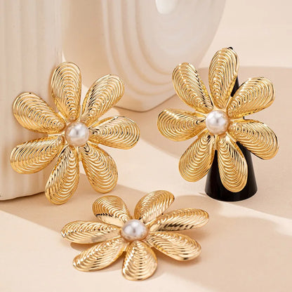 Queen Hawa Oversized Pearl Accent Metal Flower Set
