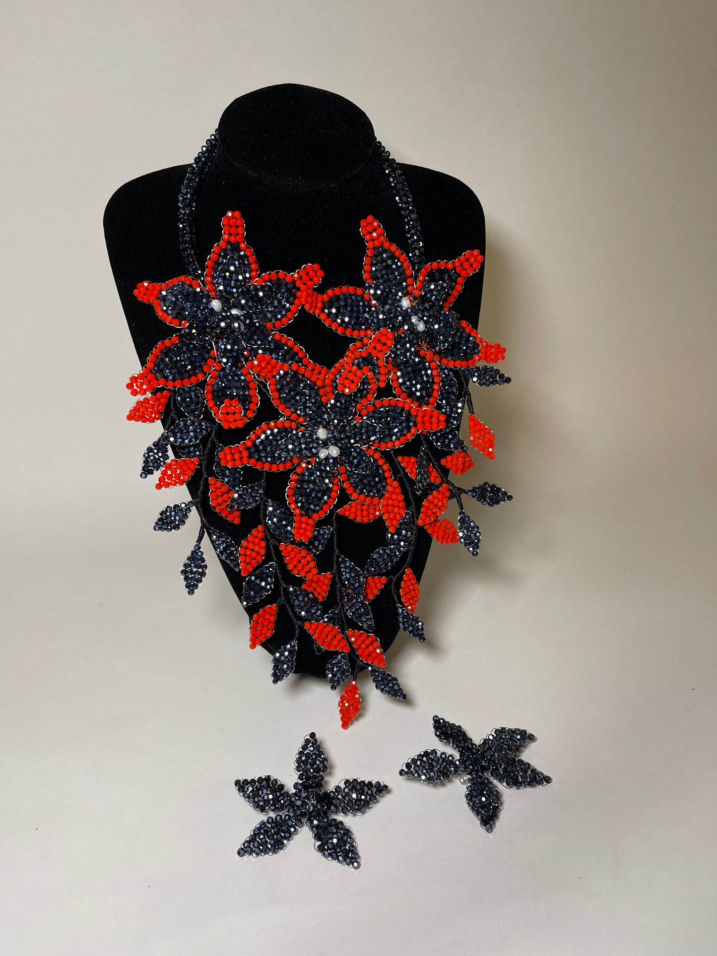 Red And Black  Sparkle Flowers with White Pearls Necklace Set