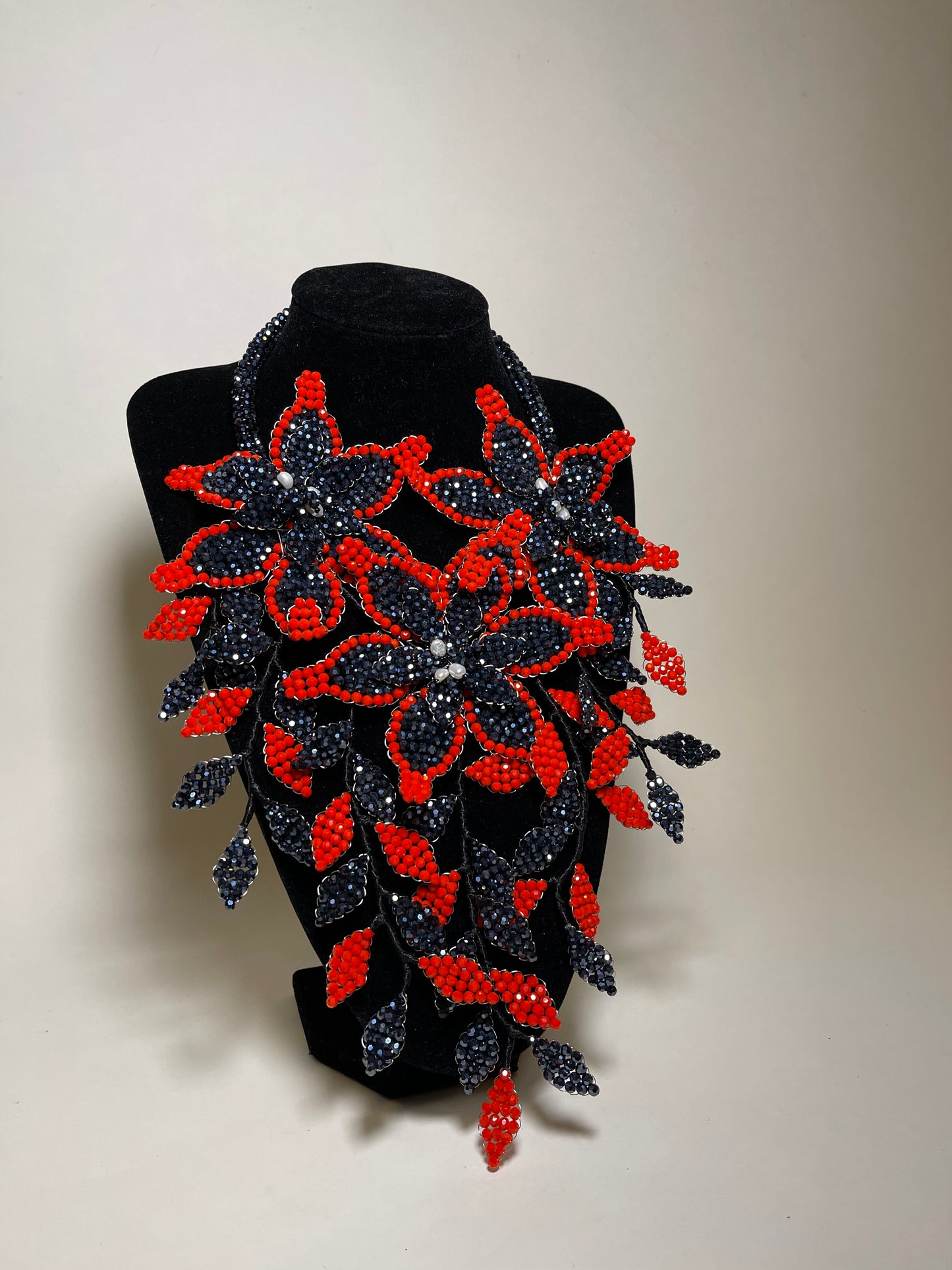 Red And Black  Sparkle Flowers with White Pearls Necklace Set